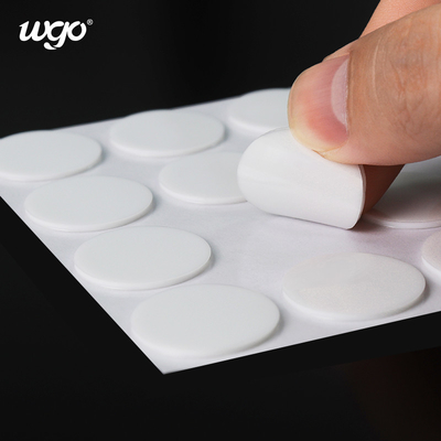 2.0mm Tebal Restickable Glue Removable Sticky Dots Adhesi Kuat Ukuran Disesuaikan